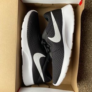 Women’s Nike Tanjuns, 7